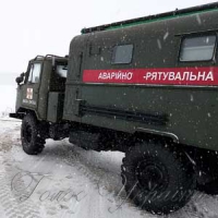 Визволяють із снігових пасток
